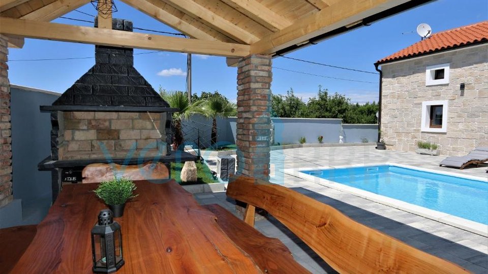 Malinska, širša okolica, obnovljena hiša z ogrevanim bazenom, vrtom 276 m2, prodaja