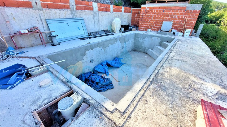 Klenovica -kompletno adaptirana kuća s bazenom