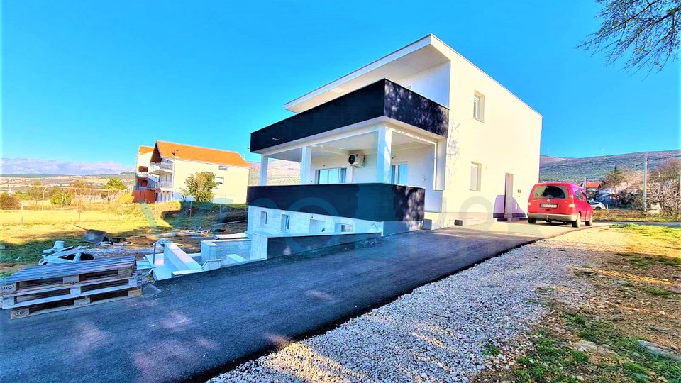Zadar, Karin Gornji - samostojeća kuća, 300 m od mora, 1040 m2 parcela, prodaja