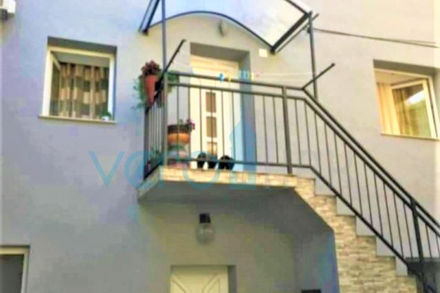 Novi Vinodolski - kuća s 3 stana 200 m od mora, prodaja