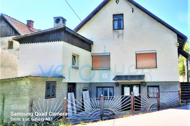 Brod Moravice - Einfamilienhaus mit zwei Wohnungen und viel Grundstück, zu verkaufen