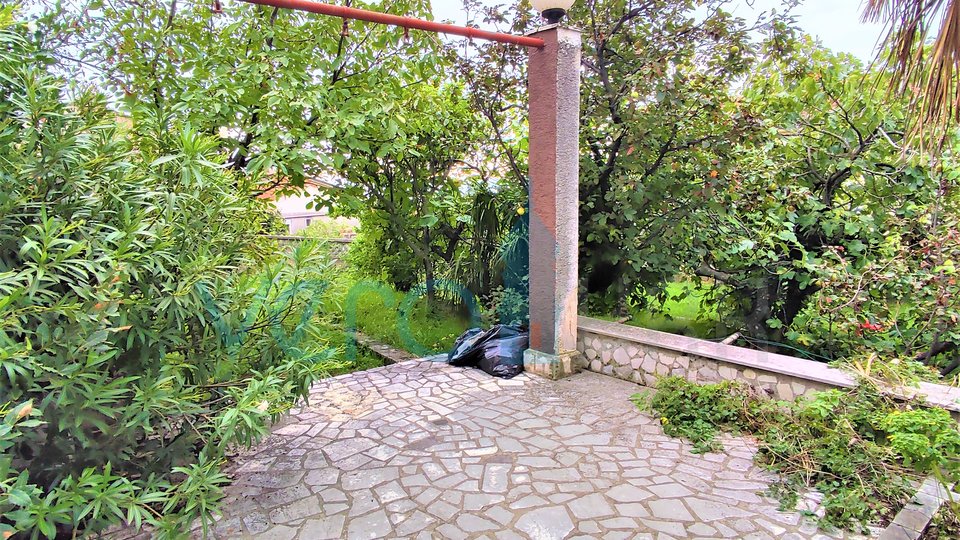 Crikvenica - Einfamilienhaus mit einer Wohnung in einem großen Garten, zu verkaufen