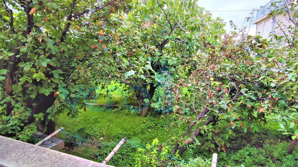 Crikvenica - samostojna hiša z apartmajem na prostranem vrtu, prodamo
