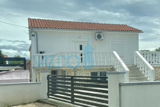 Otok Krk, Dobrinj, okolica, adaptirana samostojeća kuća, prodaja