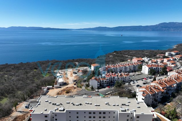 Kostrena, Raum Rijeka, komfortable Dreizimmerwohnung, nahe dem Meer, Erdgeschoss, zu verkaufen