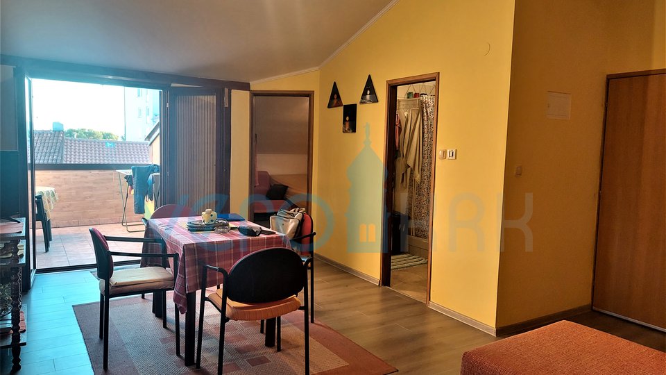 Crikvenica, Zentrum - 62 m2, 2 Schlafzimmer, zweite Reihe vom Meer, zu verkaufen