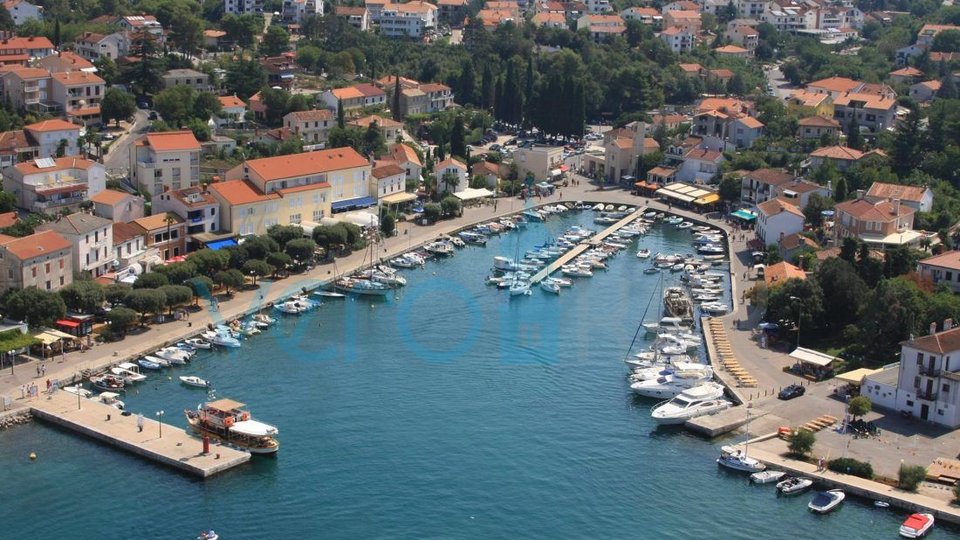 Otok Krk, Malinska, dvosobni apartma, pritličje, vrt 118m2, center, prodamo