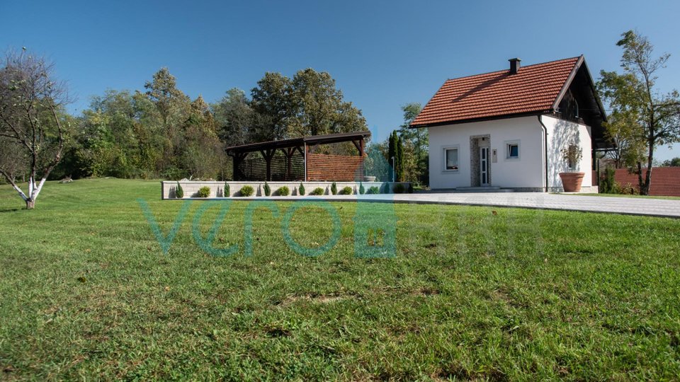 Karlovac, Tounj, novouređena kuća sa okućnicom 5900 m2 i bazenom, prodaja