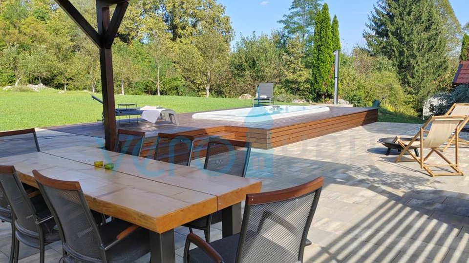 Karlovac, Tounj, neu renoviertes Haus mit einem Garten von 5900 m2 und einem Swimmingpool, zu verkaufen