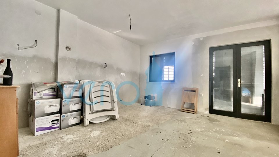 Krk, Skrpčići, 94 m² große 3-Zimmer-Wohnung im zweiten Stock eines Gebäudes mit Dachboden und Aussicht, zu verkaufen