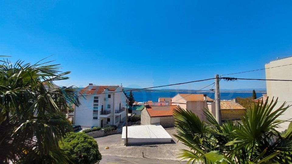 Crikvenica, Etage eines Hauses mit Terrassen und Garage, 300 m vom Strand und dem Zentrum entfernt, zu verkaufen