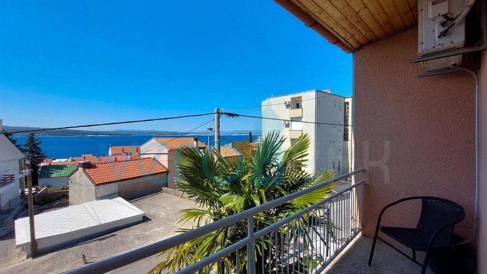 Crikvenica, Etage eines Hauses mit Terrassen und Garage, 300 m vom Strand und dem Zentrum entfernt, zu verkaufen