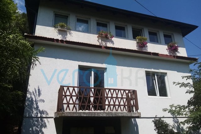 Vrbovsko, Moravice, Samostojeća kuća od 128m2 sa dva stana i okućnicom od 800m2, prodaja