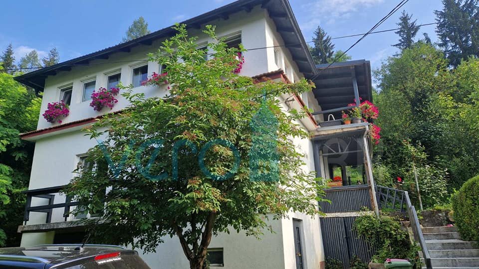 Vrbovsko, Moravice, Samostojeća kuća od 128m2 sa dva stana i okućnicom od 800m2, prodaja