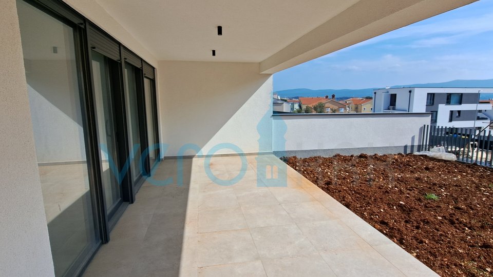 Stadt Krk, neue Zweizimmerwohnung im Erdgeschoss mit Garten, Aussicht, zu verkaufen