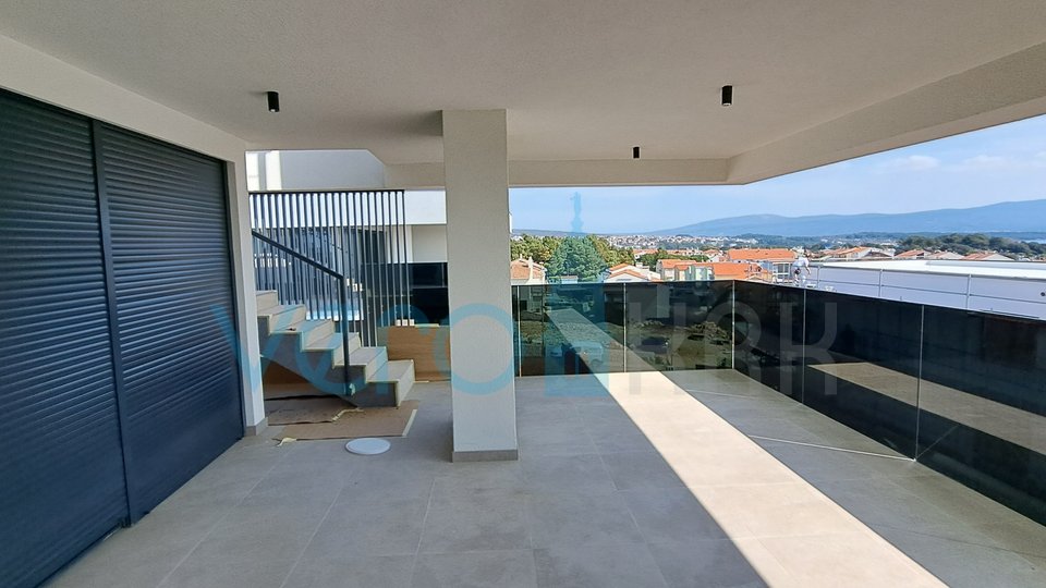 Mesto Krk, moderno dvoetažno stanovanje, strešni bazen, terasa, pogled, novogradnja, prodaja