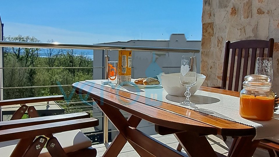 Njivice, otok Krk, apartma 39 m2 z veliko teraso,pogled na morje, prodamo