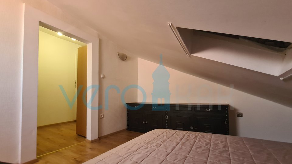 Rijeka, Zentrum, Schöne Dachgeschosswohnung 102 m2, 2 Schlafzimmer, 3. Etage mit Blick auf Korzo, zu vermieten