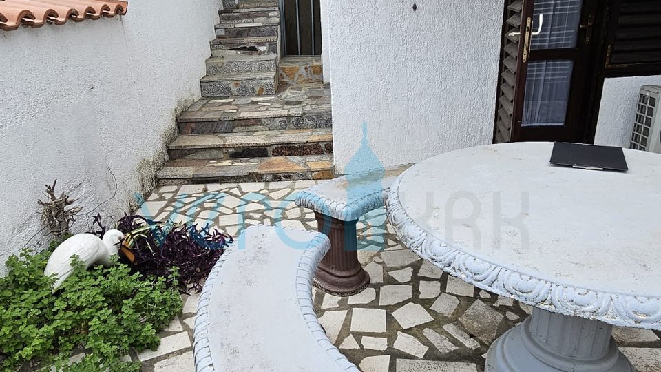 Crikvenica, Dramalj, one-room apartment with a terrace, in the semi-basement, for sale