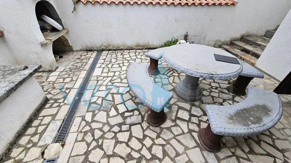 Crikvenica, Dramalj, Einzimmerwohnung mit Terrasse, im Souterrain, zu verkaufen