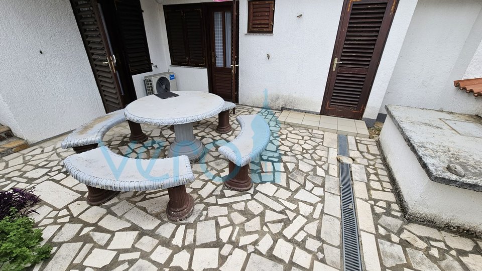 Crikvenica, Dramalj, Einzimmerwohnung mit Terrasse, im Souterrain, zu verkaufen