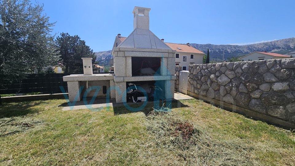 Insel Krk, Baška, 2-Zimmer-Wohnung im Erdgeschoss mit großem Garten, zu verkaufen