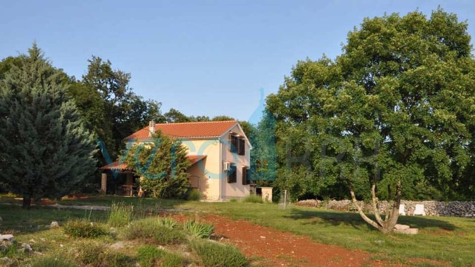 Vrbnik, okolica, Samostojeća kuća na velikoj parceli u zelenilu i miru, prodaja