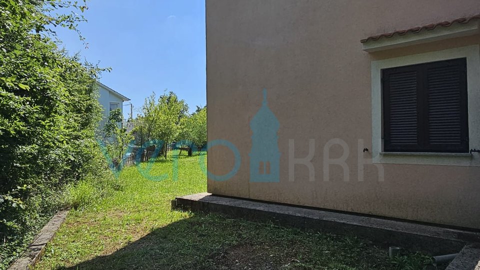 Otok Krk, Dobrinj, dvojna kuća sa dva stana 130m2, okućnica 300m2, prodaja