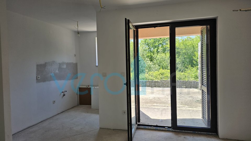 Otok Krk, Dobrinj, dvojna kuća sa dva stana 130m2, okućnica 300m2, prodaja