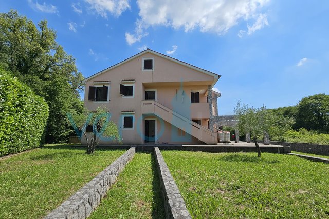 Otok Krk, Dobrinj, dvojna kuća sa dva stana 130m2, okućnica 300m2, prodaja