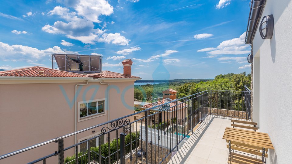 Isola di Krk, Città di Krk, dintorni, bellissima villa ultramoderna con piscina, terrazza e vista mare, in vendita