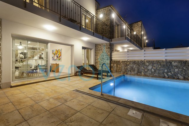 Stadt Krk, Umgebung, prächtige Villa mit Pool in toller Lage, zum Verkaufen