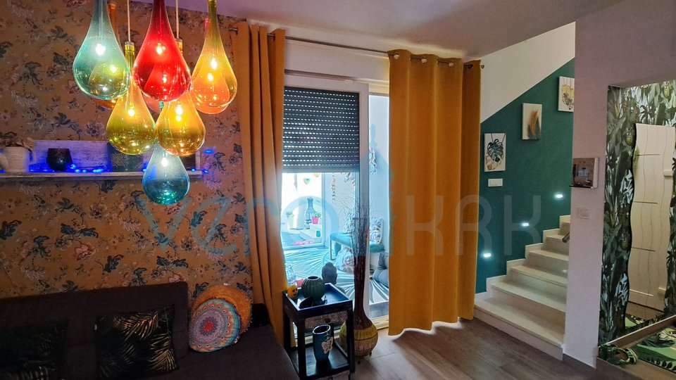 Njivice, otok Krk, moderen apartma 66 m2 v pritličju z vrtom, 150m do morja