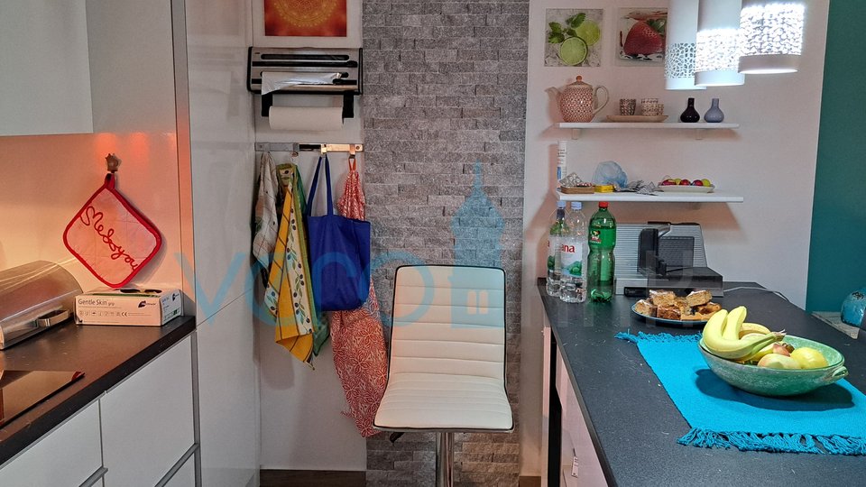 Njivice, otok Krk, moderen apartma 66 m2 v pritličju z vrtom, 150m do morja