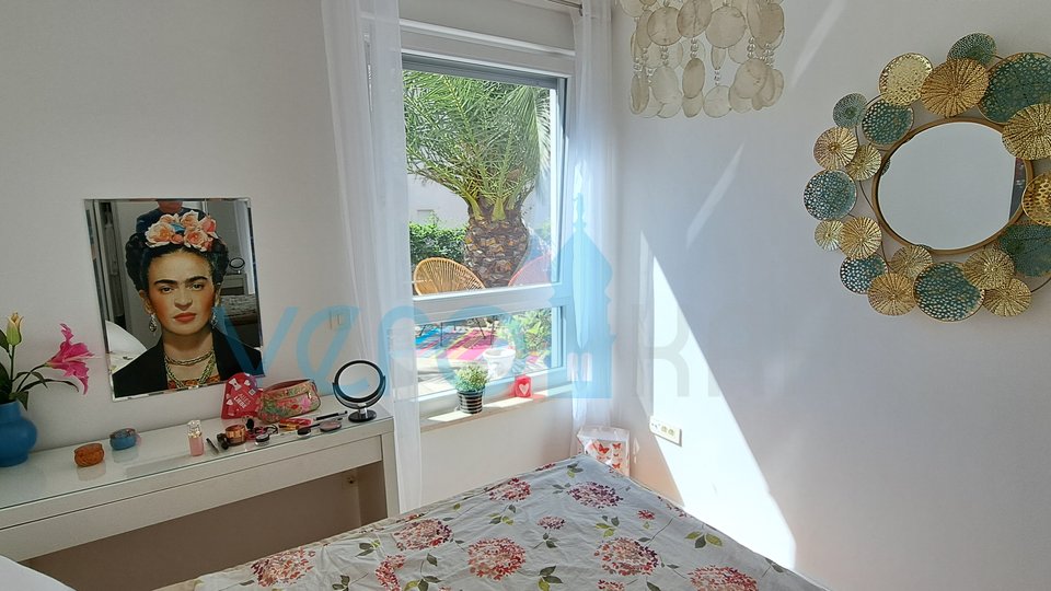 Njivice, otok Krk, moderen apartma 66 m2 v pritličju z vrtom, 150m do morja