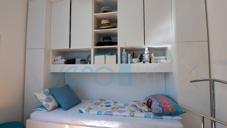 Njivice, otok Krk, moderen apartma 66 m2 v pritličju z vrtom, 150m do morja