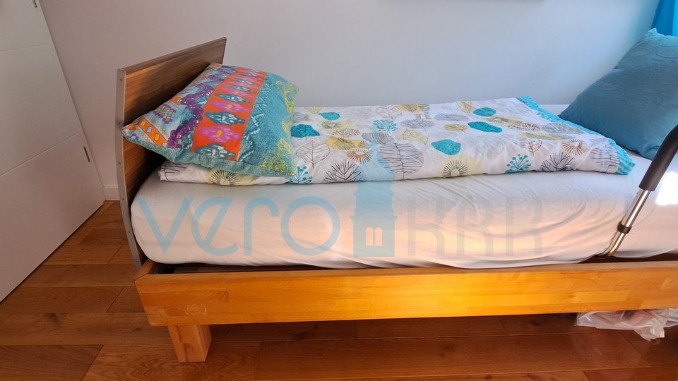 Njivice, otok Krk, moderen apartma 66 m2 v pritličju z vrtom, 150m do morja