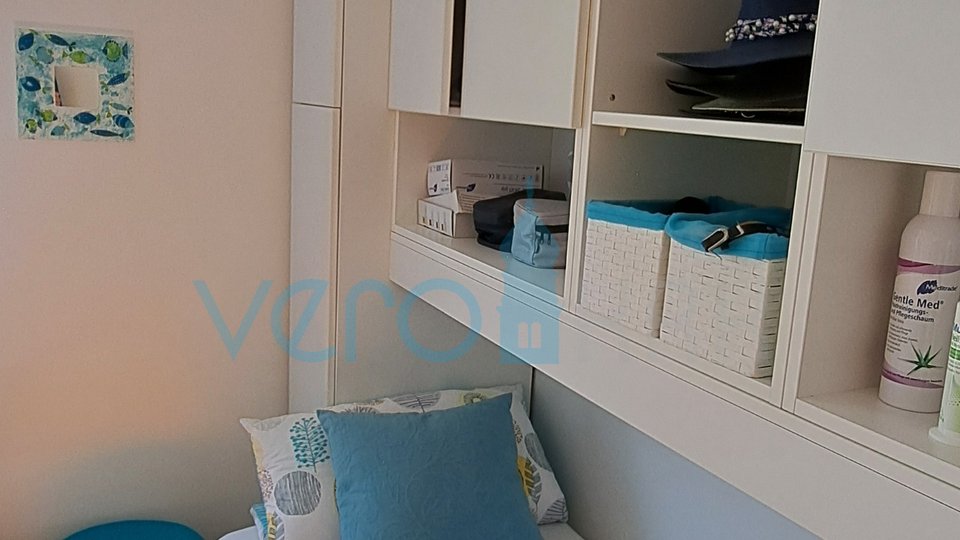 Njivice, isola di Krk, moderno appartamento 66 m2 al piano terra con giardino, 150 m dal mare