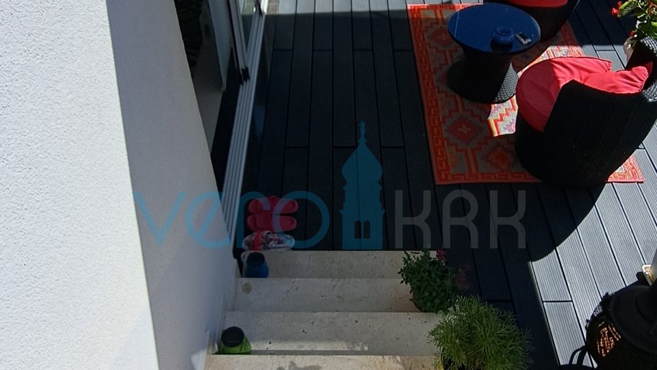 Njivice, Insel Krk, moderne Wohnung 66 m2 im Erdgeschoss mit Garten, 150 m zum Meer