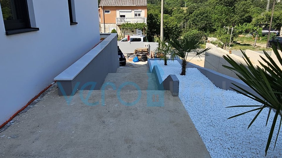 Insel Krk, Baška, Umgebung, Zweizimmerwohnung 62m2, Erdgeschoss, Garten zu verkaufen