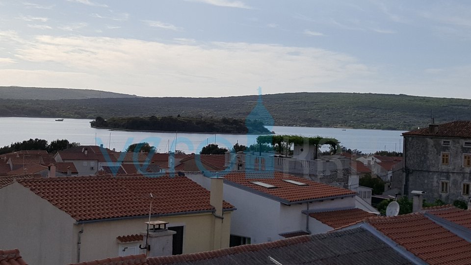 Punat, otok Krk, renovirana kamena kuća u centru grada, pogled, vrt, prodaja