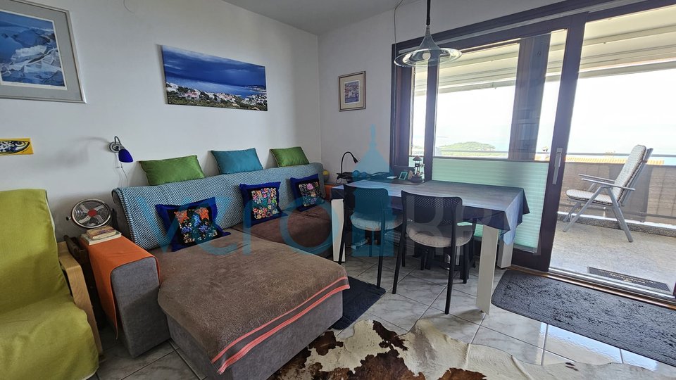 Otok Krk, Njivice, apartma 50m2, 2. nadstropje, terasa, balkon, pogled na morje, prodamo