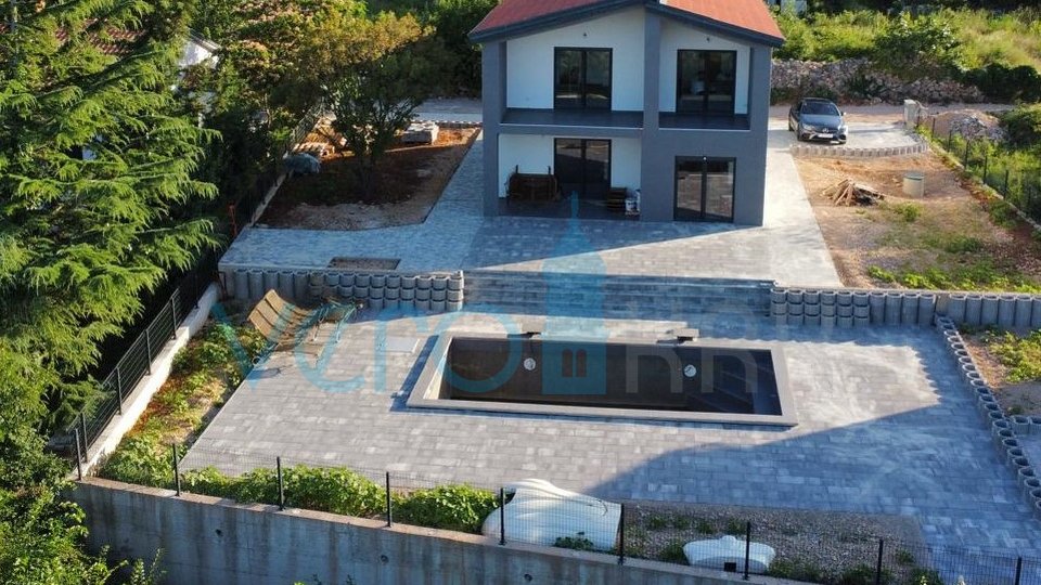 Vrbnik, otok Krk, dinamična samostojna hiša z bazenom in velikim vrtom