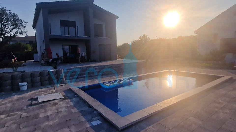 Vrbnik, Insel Krk, dynamisches Einfamilienhaus mit Pool und großem Garten