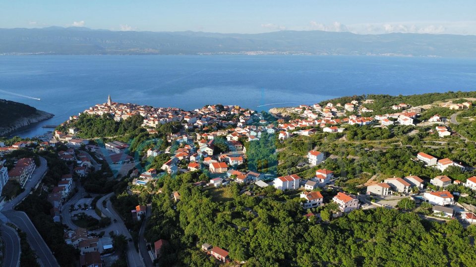 Vrbnik, isola di Krk, dinamica casa indipendente con piscina e ampio giardino