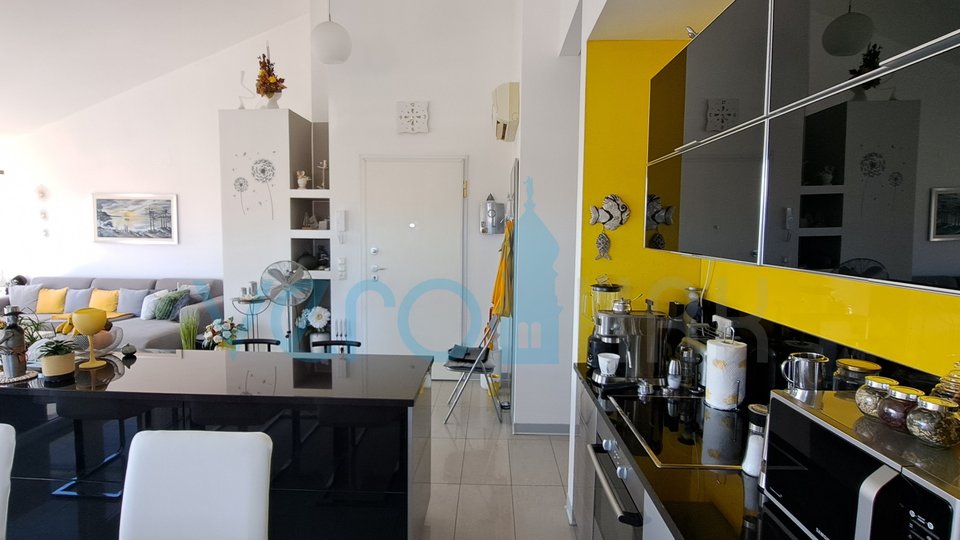 Otok Krk-Malinska, dva moderna apartmaja s pogledom na morje, vrt, prodaja