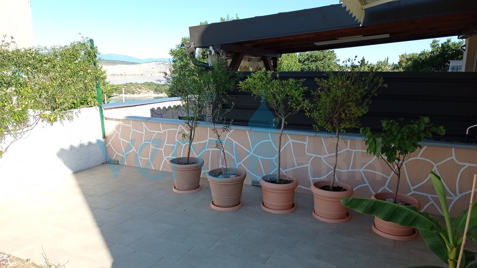 Crikvenica, Jadranovo, Wohnung 73 m2 im Erdgeschoss mit Blick auf das Meer und großem Garten, zu verkaufen