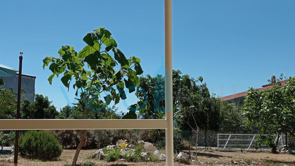 Crikvenica, Jadranovo, Wohnung 73 m2 im Erdgeschoss mit Blick auf das Meer und großem Garten, zu verkaufen