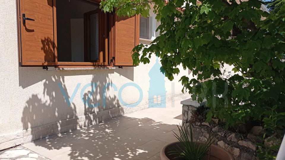 Crikvenica, Jadranovo, Wohnung 73 m2 im Erdgeschoss mit Blick auf das Meer und großem Garten, zu verkaufen