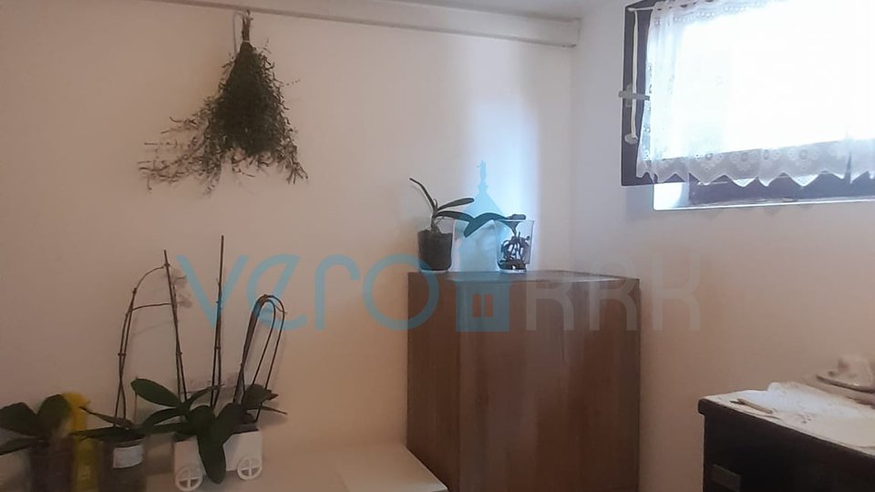 Njivice, otok Krk, dvojček s 3 apartmaji, vrt, pogled na morje, prodamo